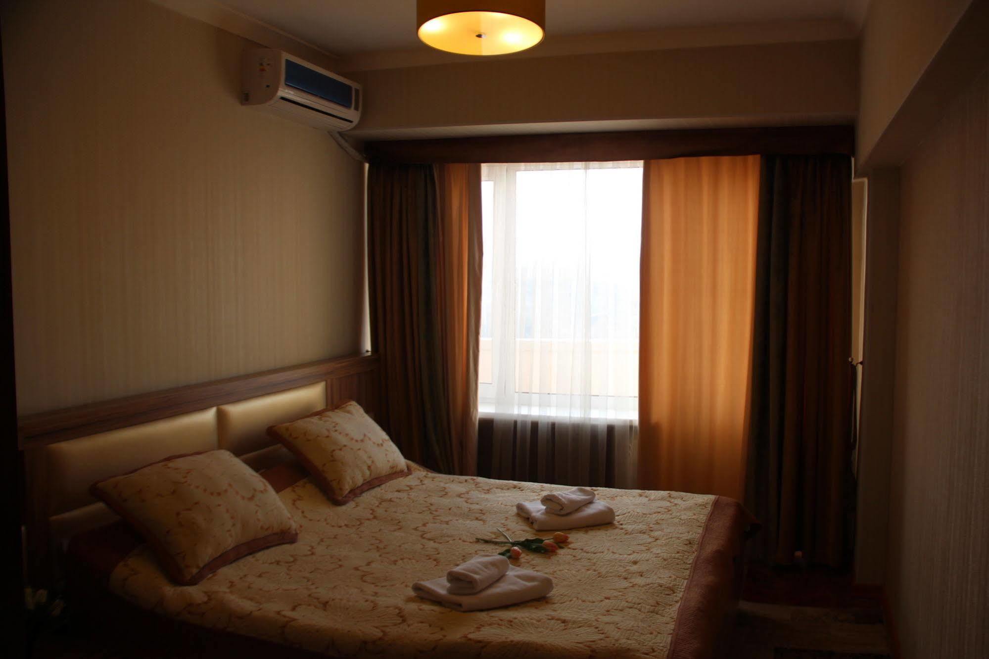 Hotel Dostuk Bishkek Bagian luar foto